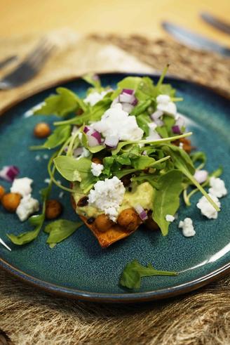 Süßkartoffel mit Avocadocreme und Kichererbsen