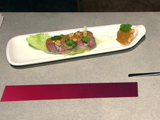 Sommerrolle gefüllt mit Nudeln, Rindfleisch und Gemüse (Rocco Pooth)