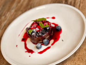 Crêpe-Torte mit Schokoladencreme und Beeren (Evelyn Burdecki)