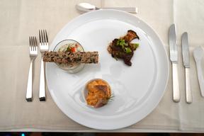 3erlei: Rührei mit Aal, Kräutersaitling mit Rinderfilet - Bulgogi, Skagen Röra