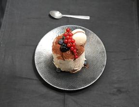 Schokoladen-Törtchen mit Haselnuss-Praliné und Macarons