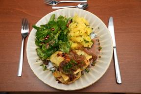 Geschmälzte Maultaschen mit Kartoffel- und Feldsalat