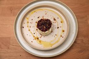 Feta | Haselnuss-Crumble | Sauerkirsch-Kompott | Olive