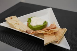 Estnisches Lachstartar unter grüner Salatsauce mit Zitronencremedach