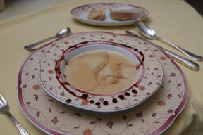 Mandel-Pfefferschoten-Suppe mit Walnuss-Ciabatta und Dattelcreme