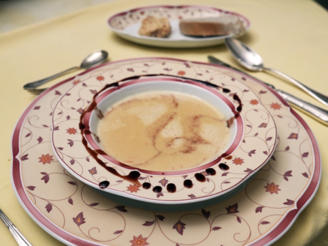 Mandel-Pfefferschoten-Suppe mit Walnuss-Ciabatta und Dattelcreme
