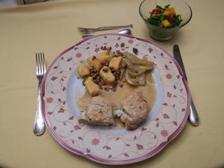 Maishuhnbrust mit Estragon-Ricotta-Füllung, Gnocchi, Fenchelgemüse und Mango-Avocado-Salat