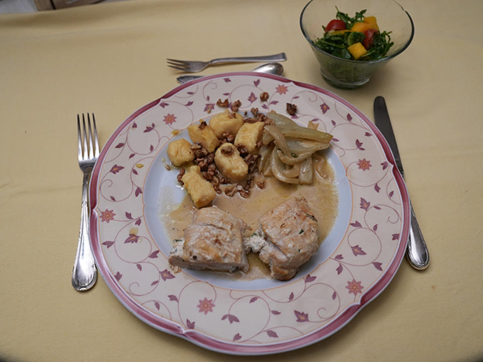 Maishuhnbrust mit Estragon-Ricotta-Füllung, Gnocchi, Fenchelgemüse und Mango-Avocado-Salat