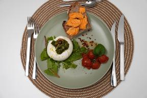 Minz-Pistazien-Basilikum-Pesto mit Bruschetta Butter