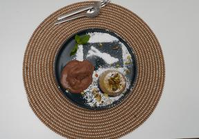 Pistazientörtchen mit weichem Kern und Schoko-Chili-Eis