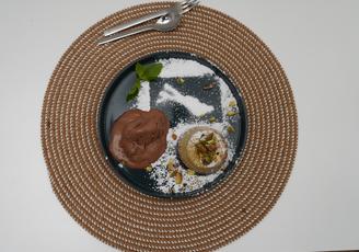 Pistazientörtchen mit weichem Kern und Schoko-Chili-Eis