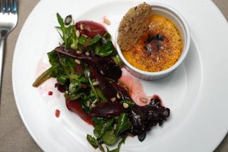 Kürbis- Crème- Brûlée an Herbstsalat