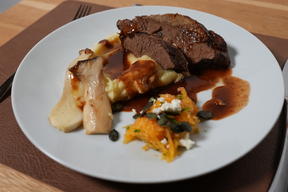 Schmorbraten, Kartoffelpüree, Kürbistatar, Kräuterseitlinge