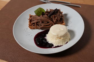 Maronen-Törtchen, Vanilleparfait, Cassis