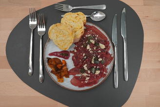 Wildes Carpaccio, beeriges Mousse, Chips und Rüblibaguette