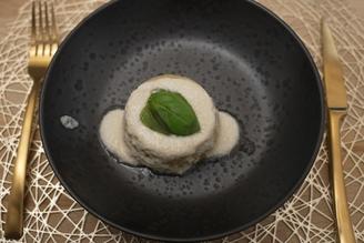 Feiner Gemüseflan umhüllt von einer seidigen Parmesancreme