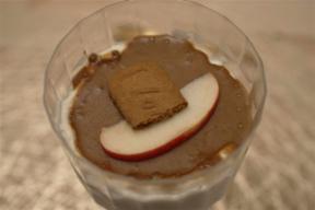 Tiramisu mit karamellisierten Äpfeln, knusprigen Karamellkeksen und Mascarpone-Creme