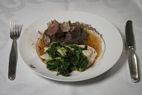 Feines Wald Filet auf Bohnen Püree an Wirsingstreifen und Mandel-Wein-Komposition