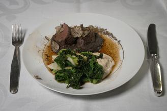 Feines Wald Filet auf Bohnen Püree an Wirsingstreifen und Mandel-Wein-Komposition