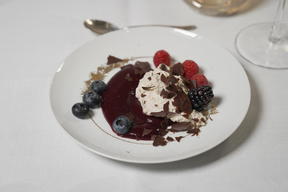 Karibische Maronen-Mousse auf einem Wildfrucht Spiegel