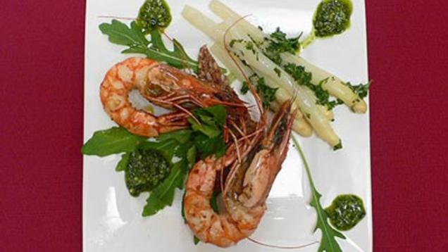 Das perfekte Dinner Rezepte - Gambas an eingelegtem Spargel auf Kräuterbrot
