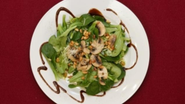 Das perfekte Promi Dinner Rezepte - Feldsalat mit Pilzen und gerösteten ...