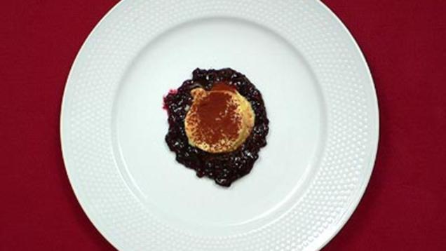 Das perfekte Dinner Rezepte - Beerengrütze mit Biskuit-Vanille-Safranmousse