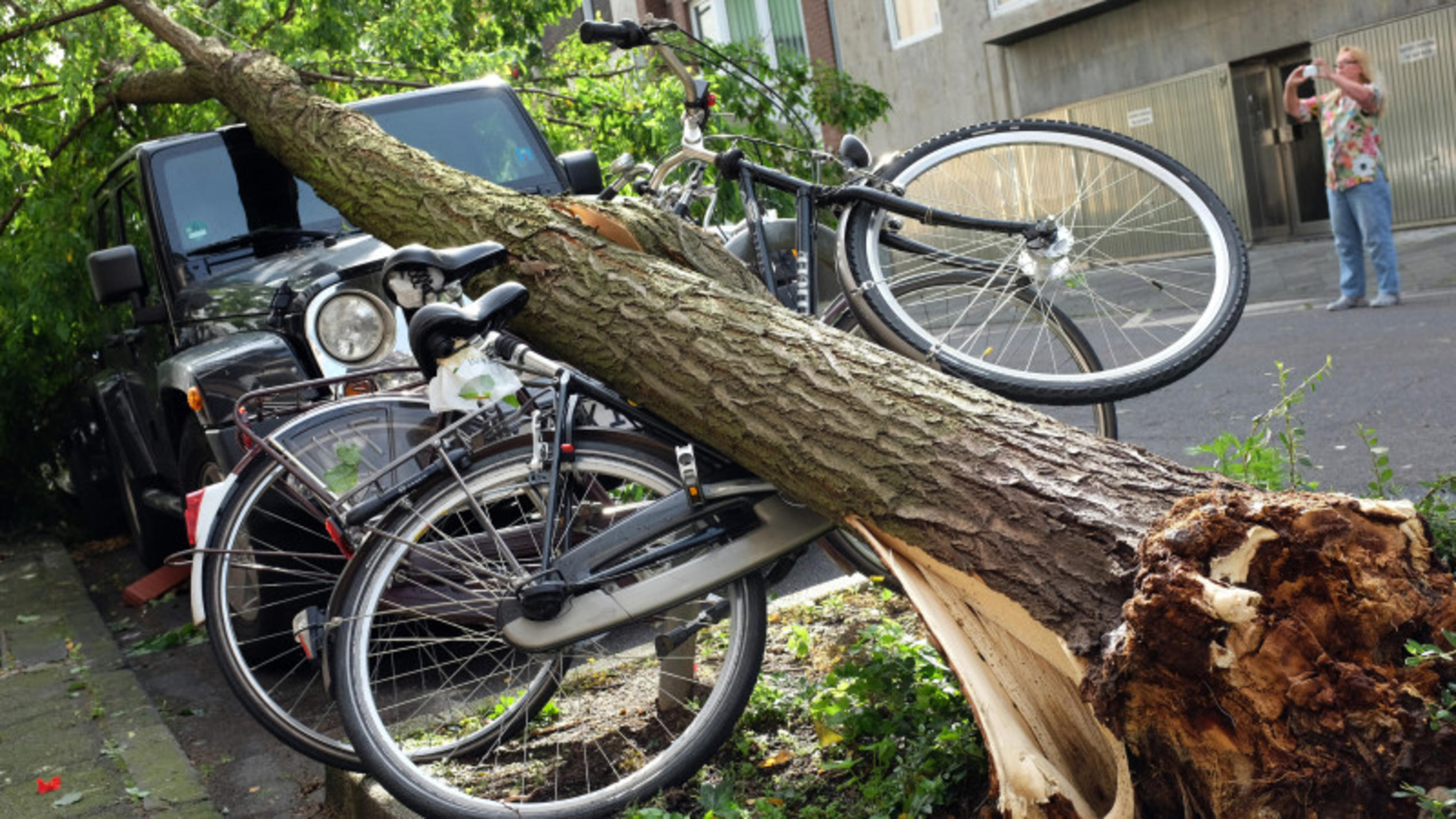 Unwetterschäden In Deutschland: Welche Versicherung Zahlt Was?