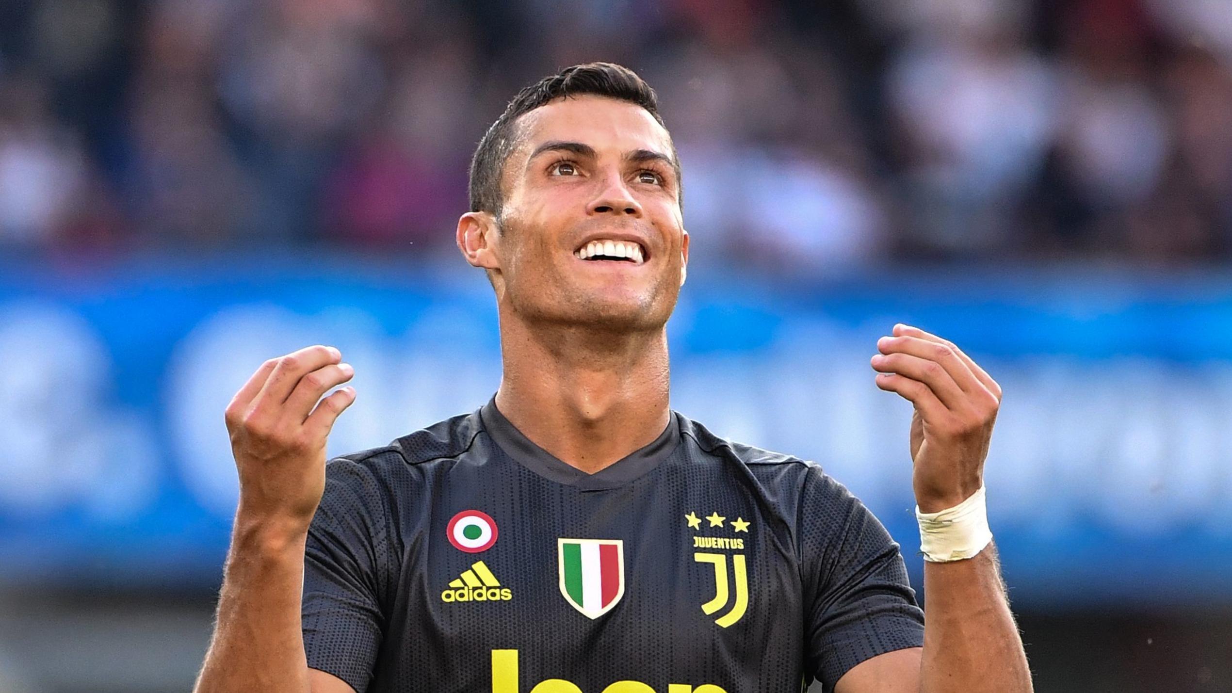 Susses Familienfoto Cristiano Ronaldo Prasentiert Sein Kleines Fussballteam