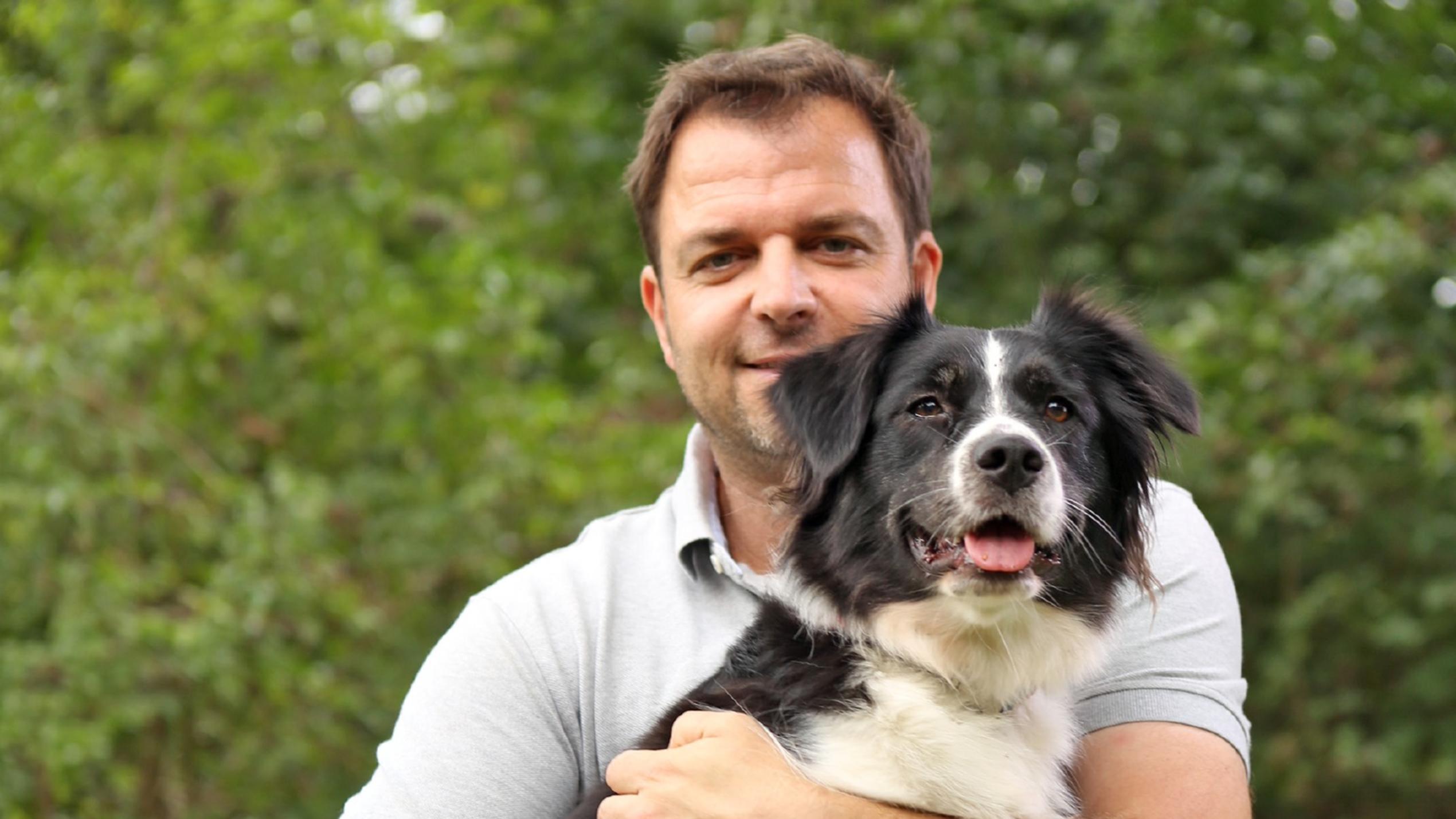 Hundeprofi Martin Rütter mit seinem Hund Emma.