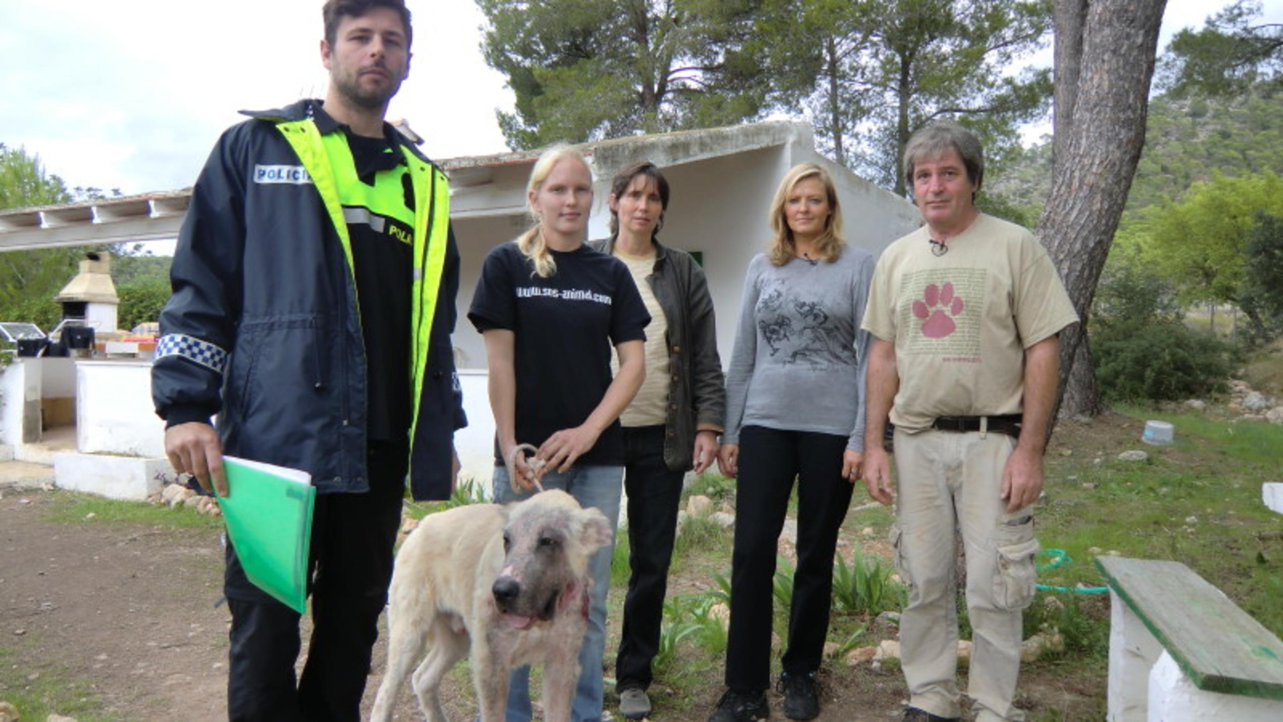 Mini-Serie Tierschützer auf Mallorca: V. l.: Polizist, Veronika Rheinberger, Maxi Lange, Petra Steinerund, Karl Miesel. Foto: VOX/DOCMA TV/Dr. Gerald Krakauer