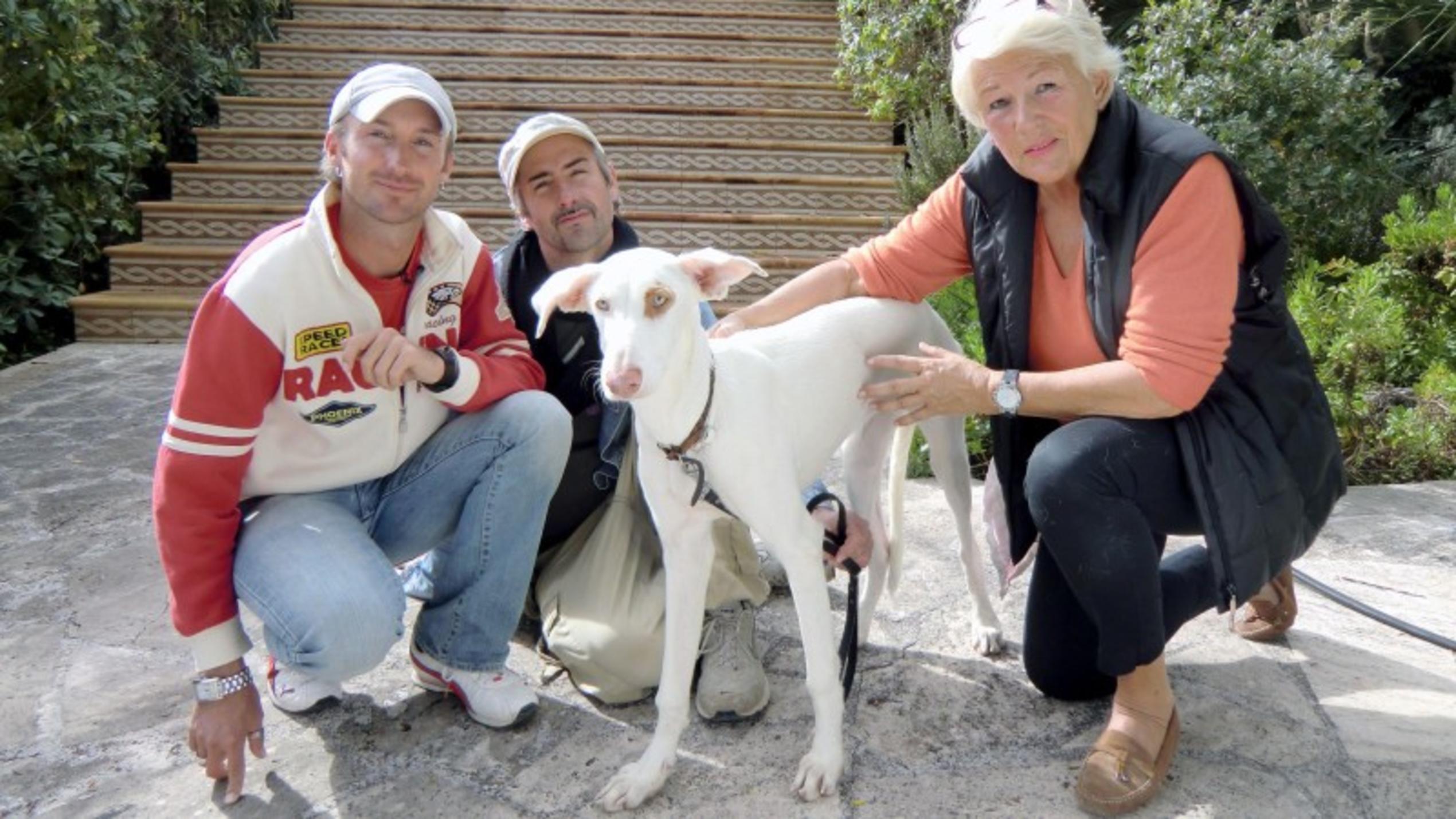 René Marichal-Navarro (35) und Stefan Track (39) helfen einer deutschen Residentin, die aus gesundheitlichen Gründen nach Berlin zurückkehren muss und ihren Hund nicht mitnehmen kann. Foto: VOX/DOCMA TV