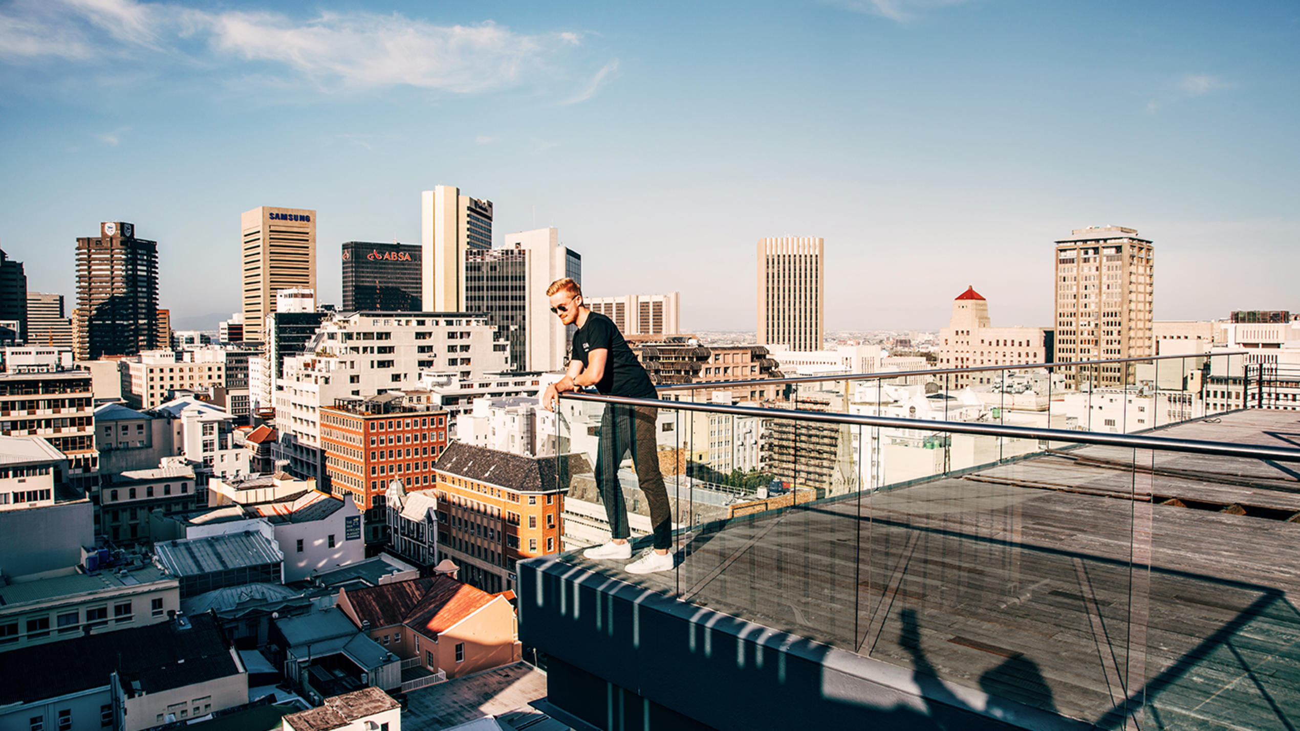 Gründer Finn Plotz auf einer Dachterrasse.