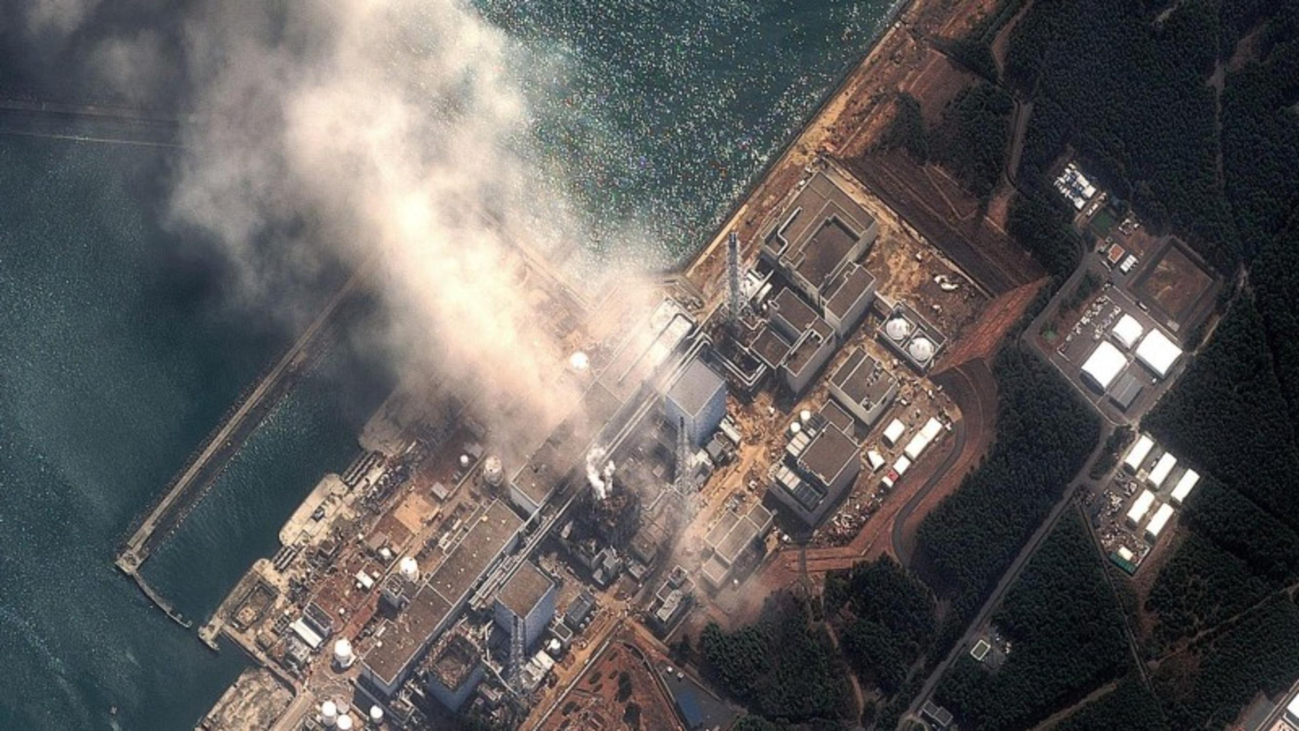 Explosion: Luftaufnahme des Atomkraftwerks Fukushima 1, Montag den 14. März 2011