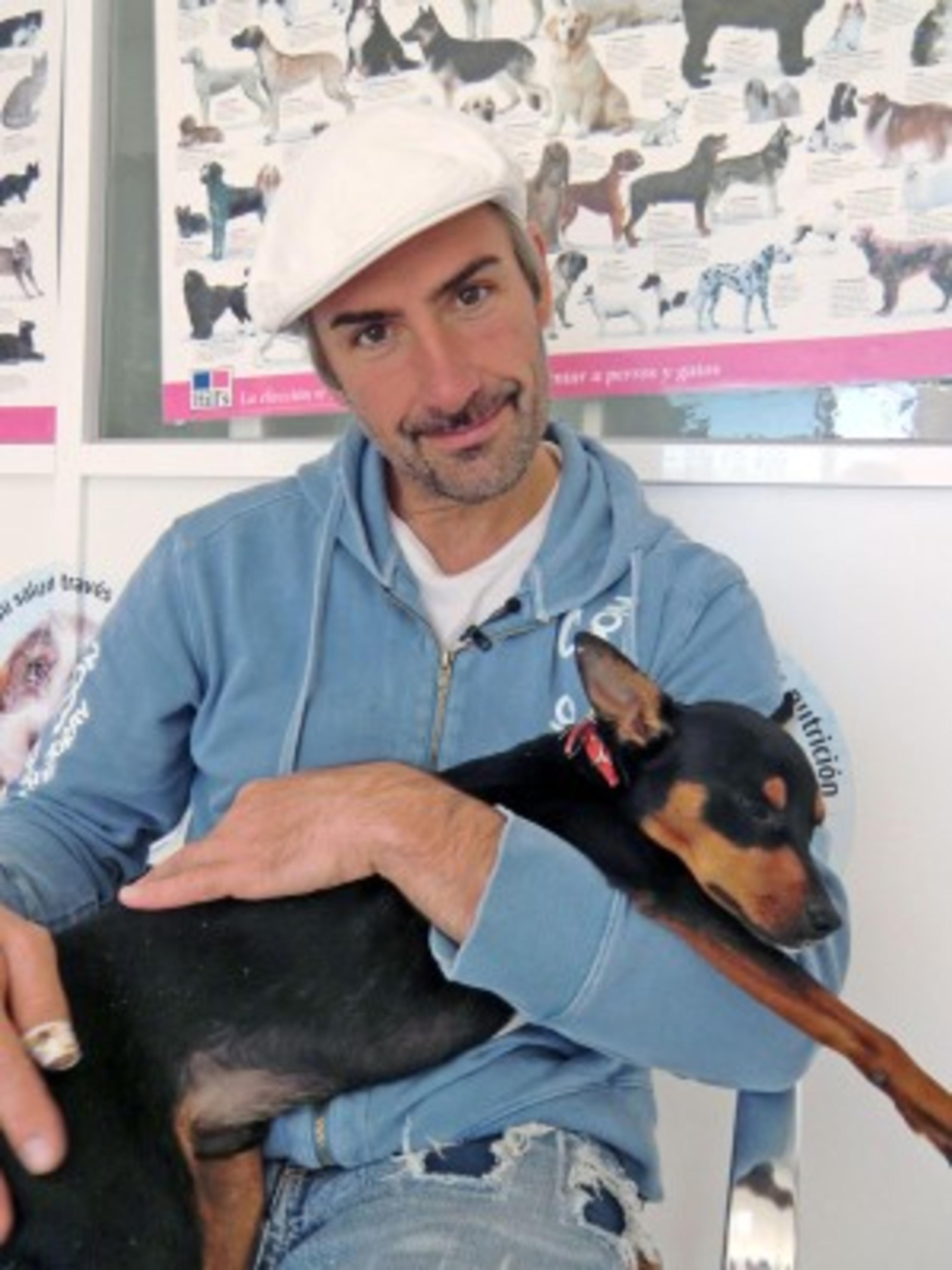 Stefan Track wartet mit einem Tierheimschützling auf die Behandlung durch den Tierarzt. Foto: VOX/DOCMA TV
