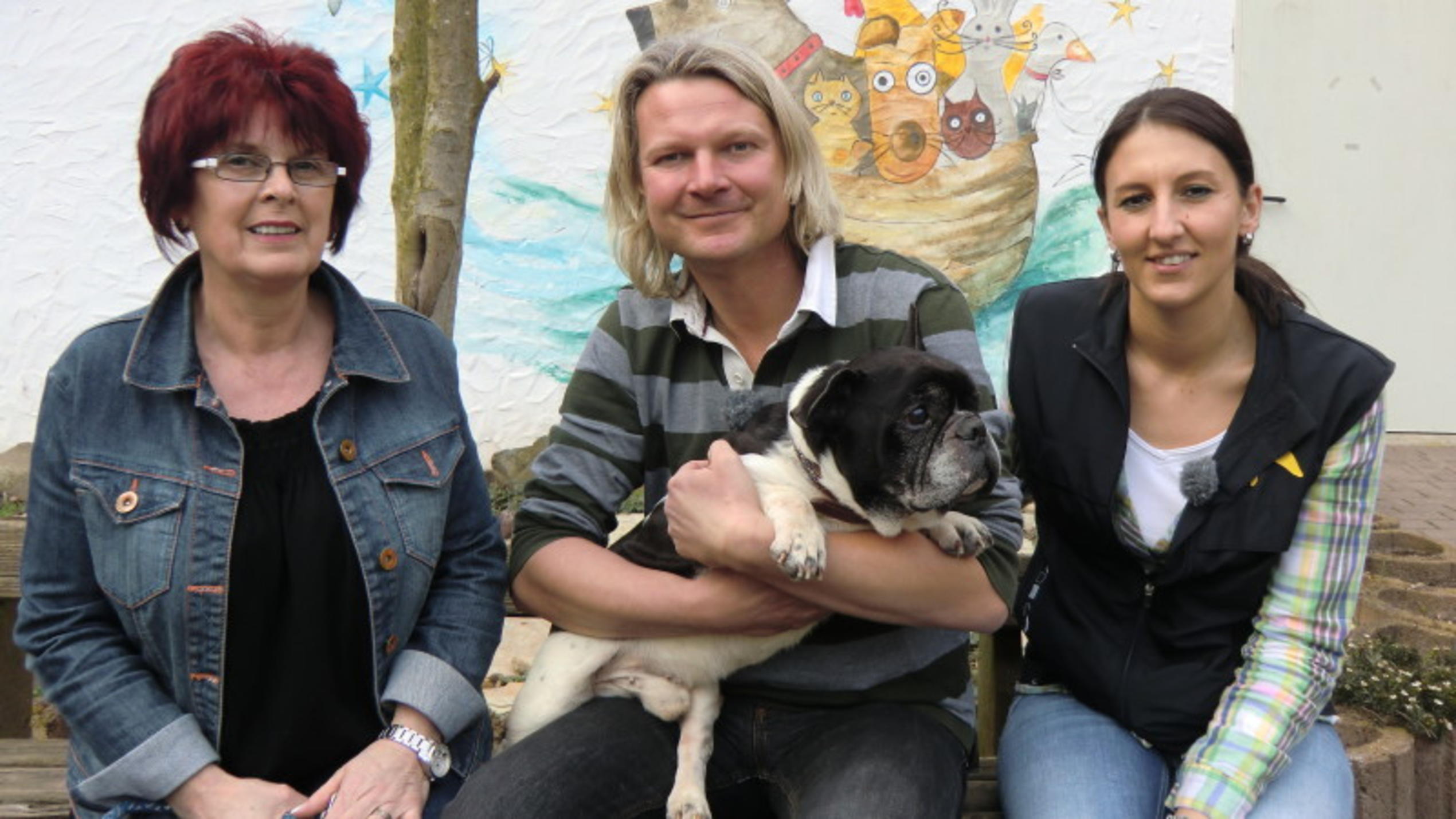 hundkatzemaus-Tierschützer Frank Weber mit Margret Anna (l.), Nadine Bender (r.) und Bulldogge Norbert