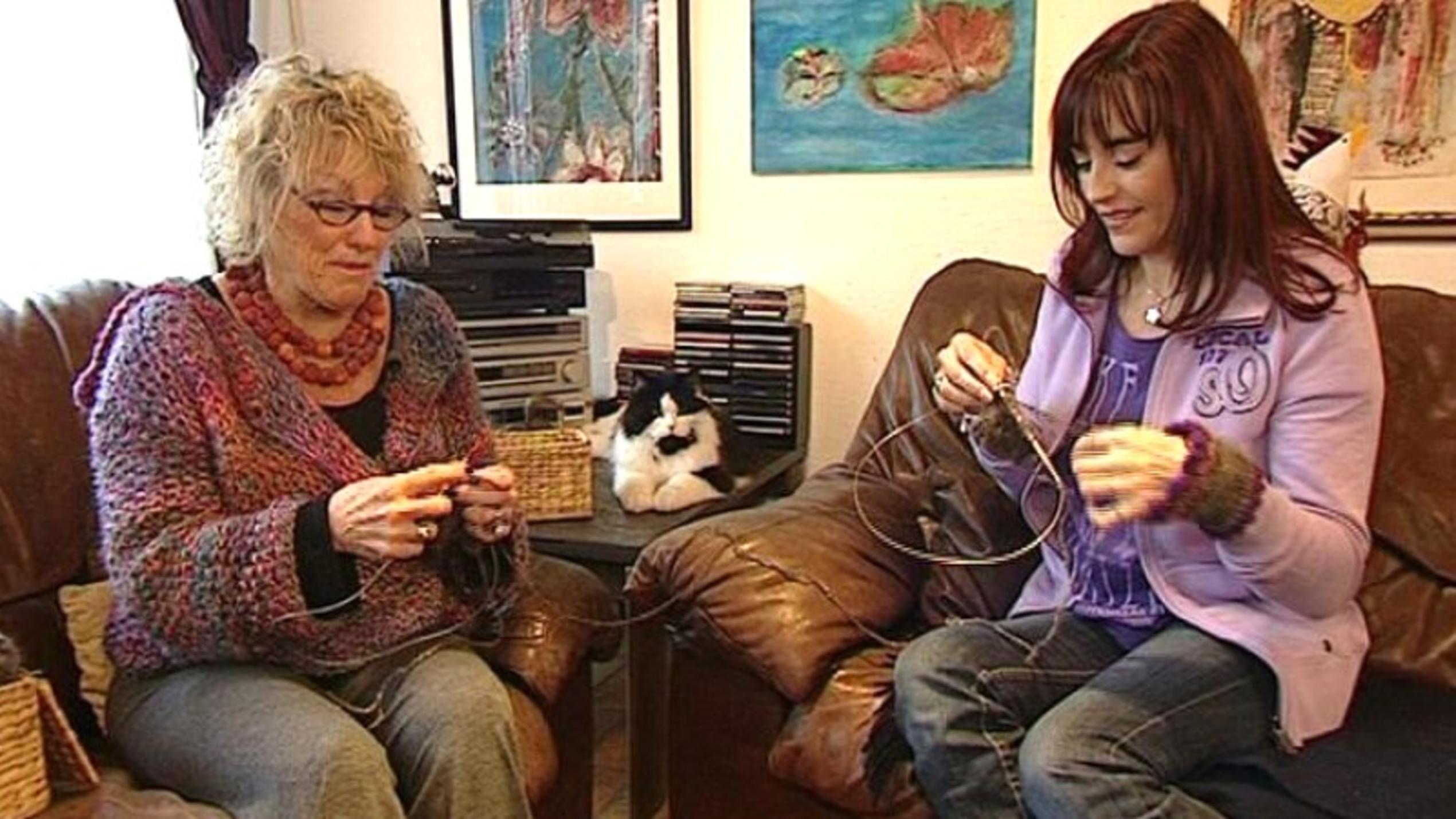 hundkatzemaus-Reporterin Diana Eichhorn und Künstlerin Claudia Schäfer (l.) stricken mit Katzenwolle.