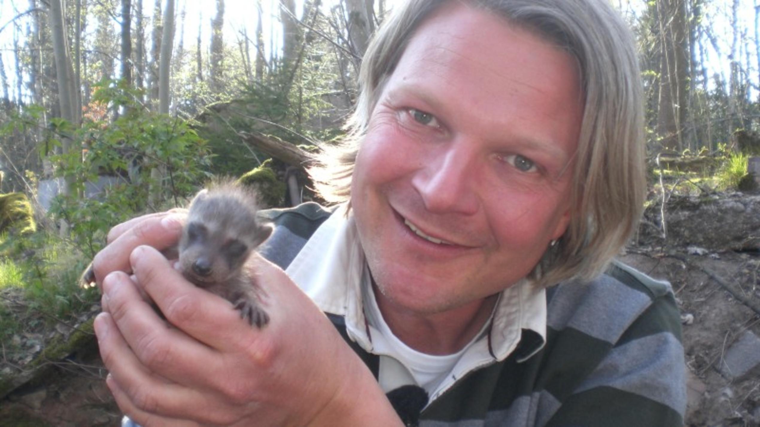 hundkatzemaus-Tierschützer Frank Weber und ein Waschbärbaby