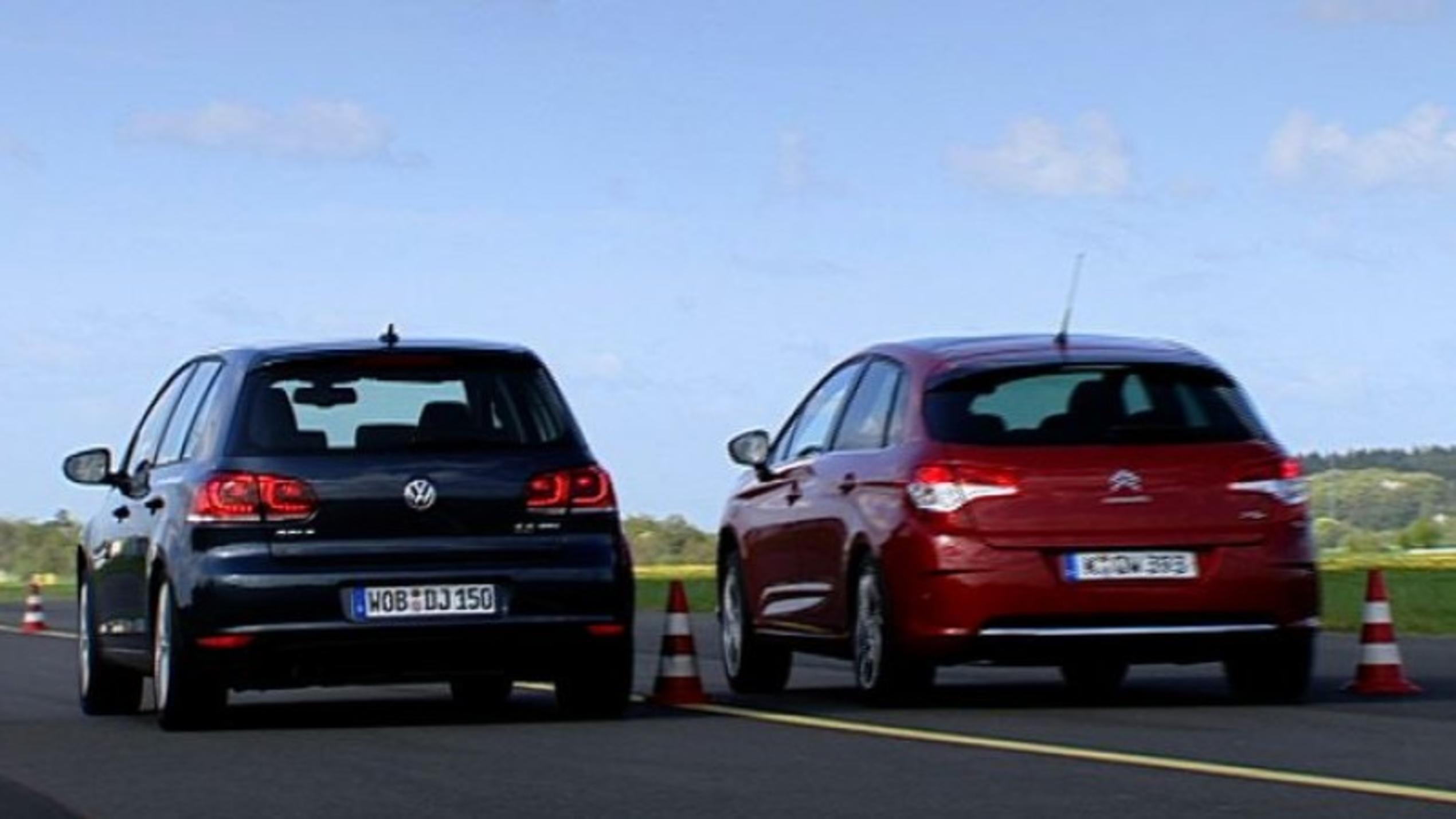 auto mobil Vergleichstest: VW Golf (l.) vs. Citroën C4 (r.)
