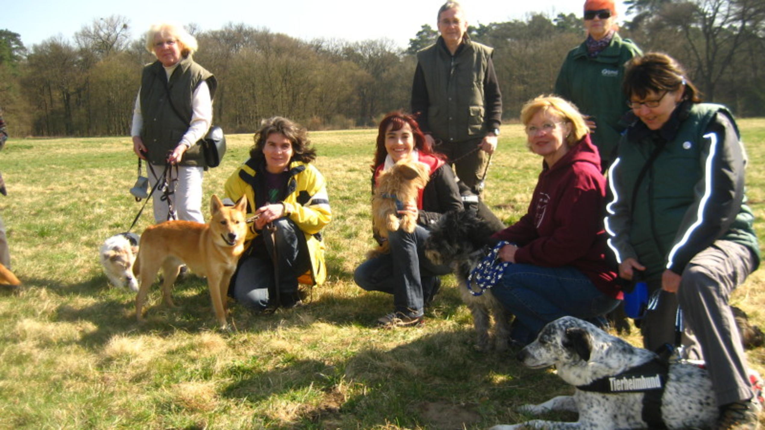 hundkatzemaus-Reporterin Diana Eichhorn testet mit Hunden vom Tierheim Köln-Dellbrück Hundekotentfernungsmittel
