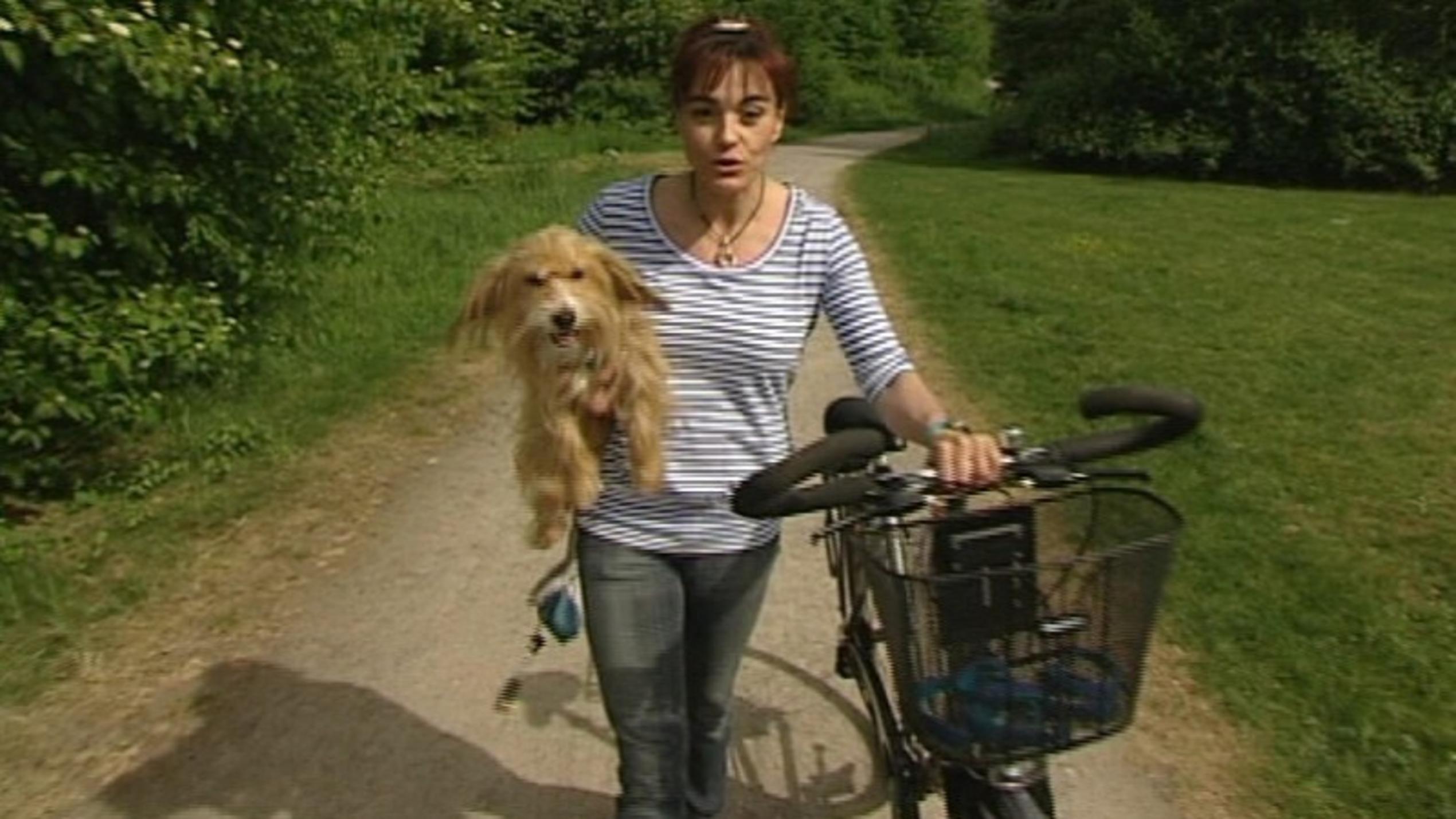 hundkatzemaus-Reporterin Diana Eichhorn mit ihrer Hündin Klein Maggie auf dem Fahrrad