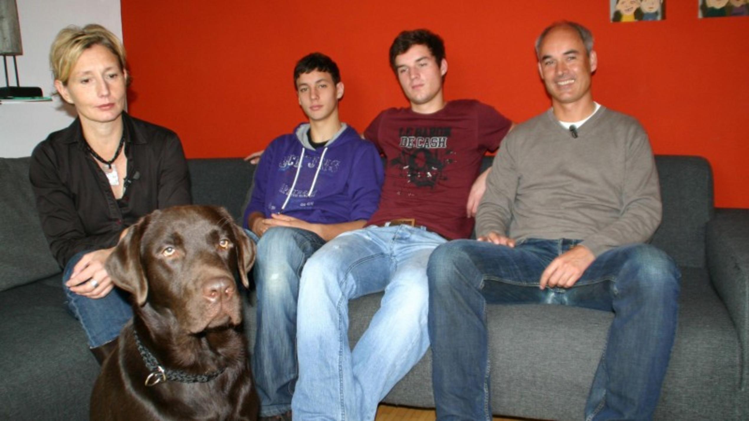 Labrador Dolph mit seiner Patenfamilie: Familie Hugenberg aus Dinslaken! V.l.: Mutter Katrin, Söhne Justus, Jakob, Vater Alexandro