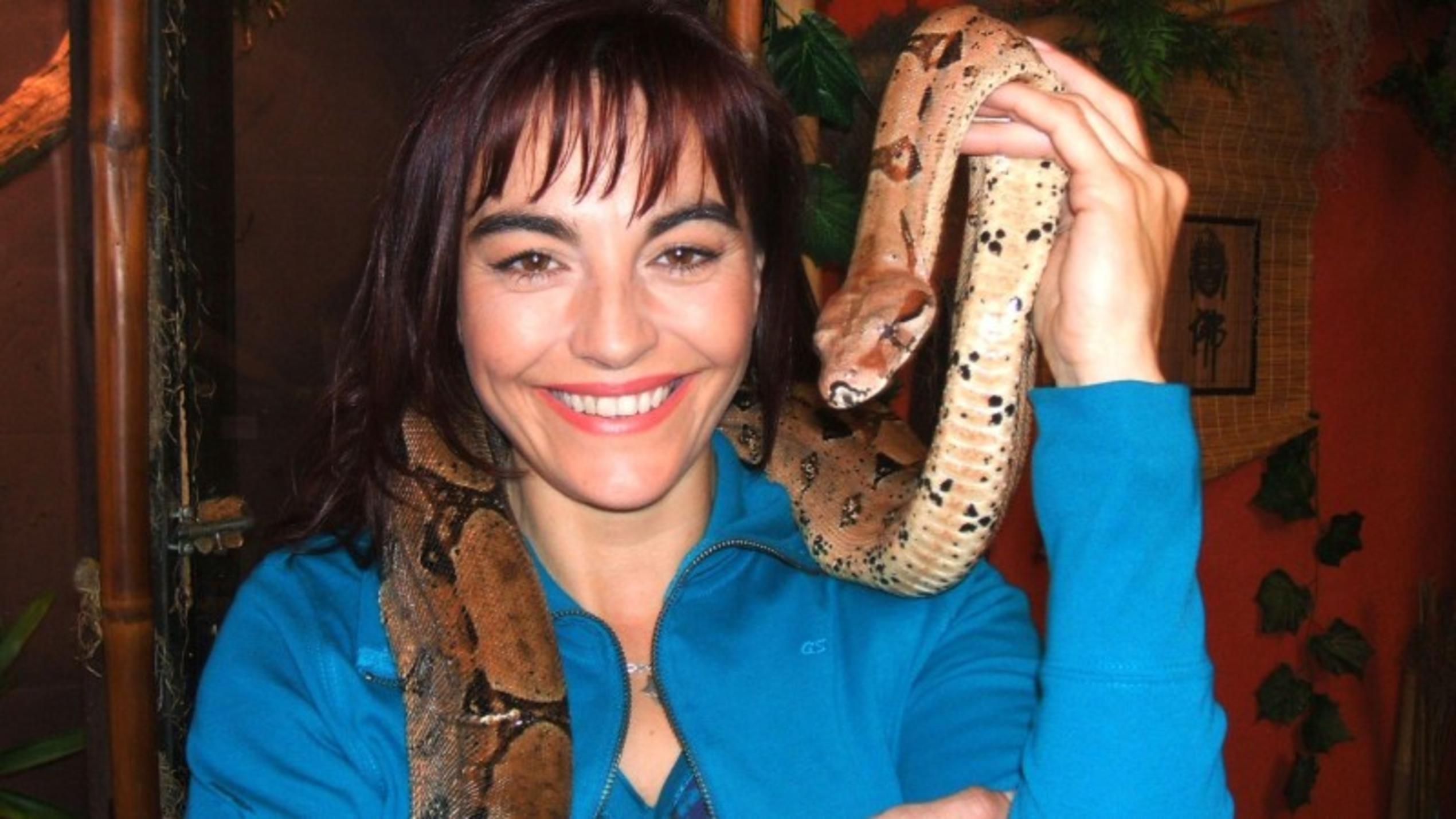 hundkatzemaus-Reporterin Diana Eichhorn mit Schlange