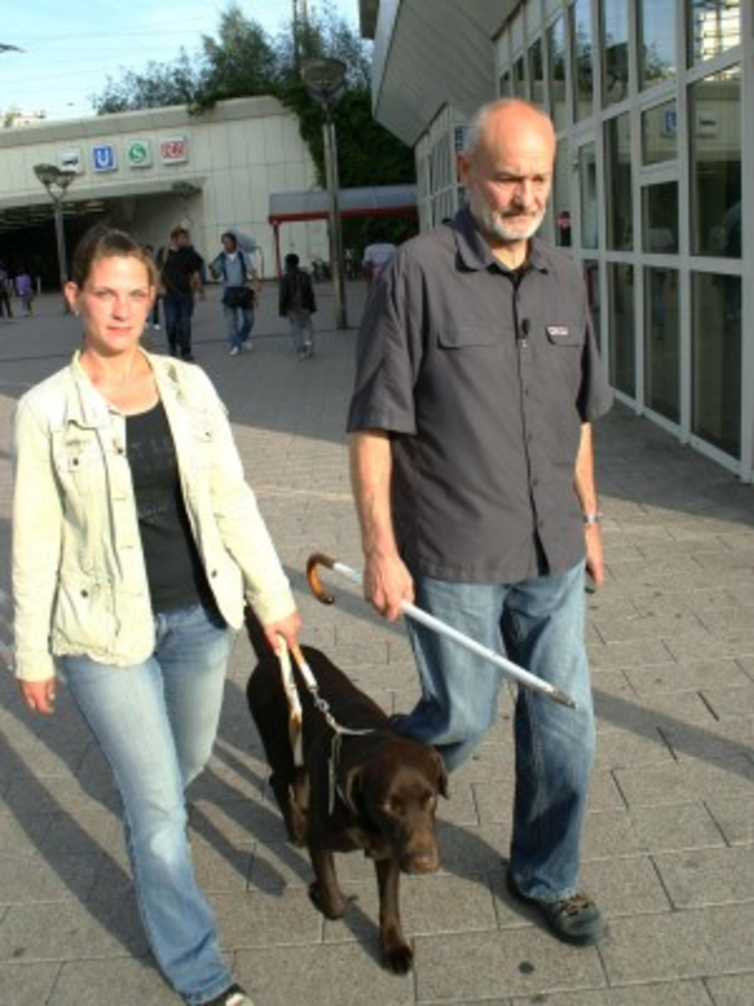 Blindenhund Dolph: Ausbilderin Janine Gutknecht, Siegfried Küch, Dolph