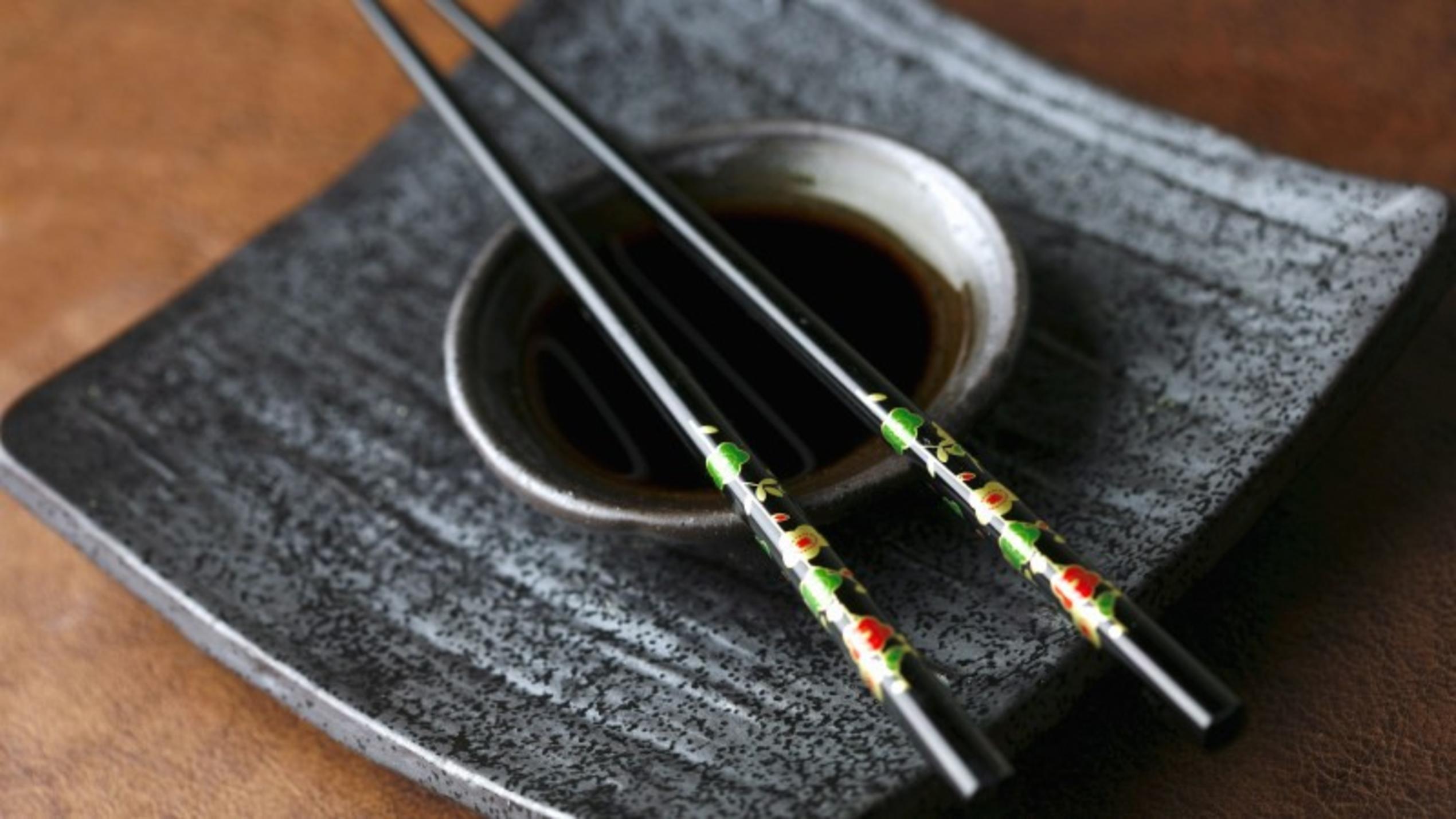 Sushi-Diät mit Wasabi, Ingwer und Soja-Sauce