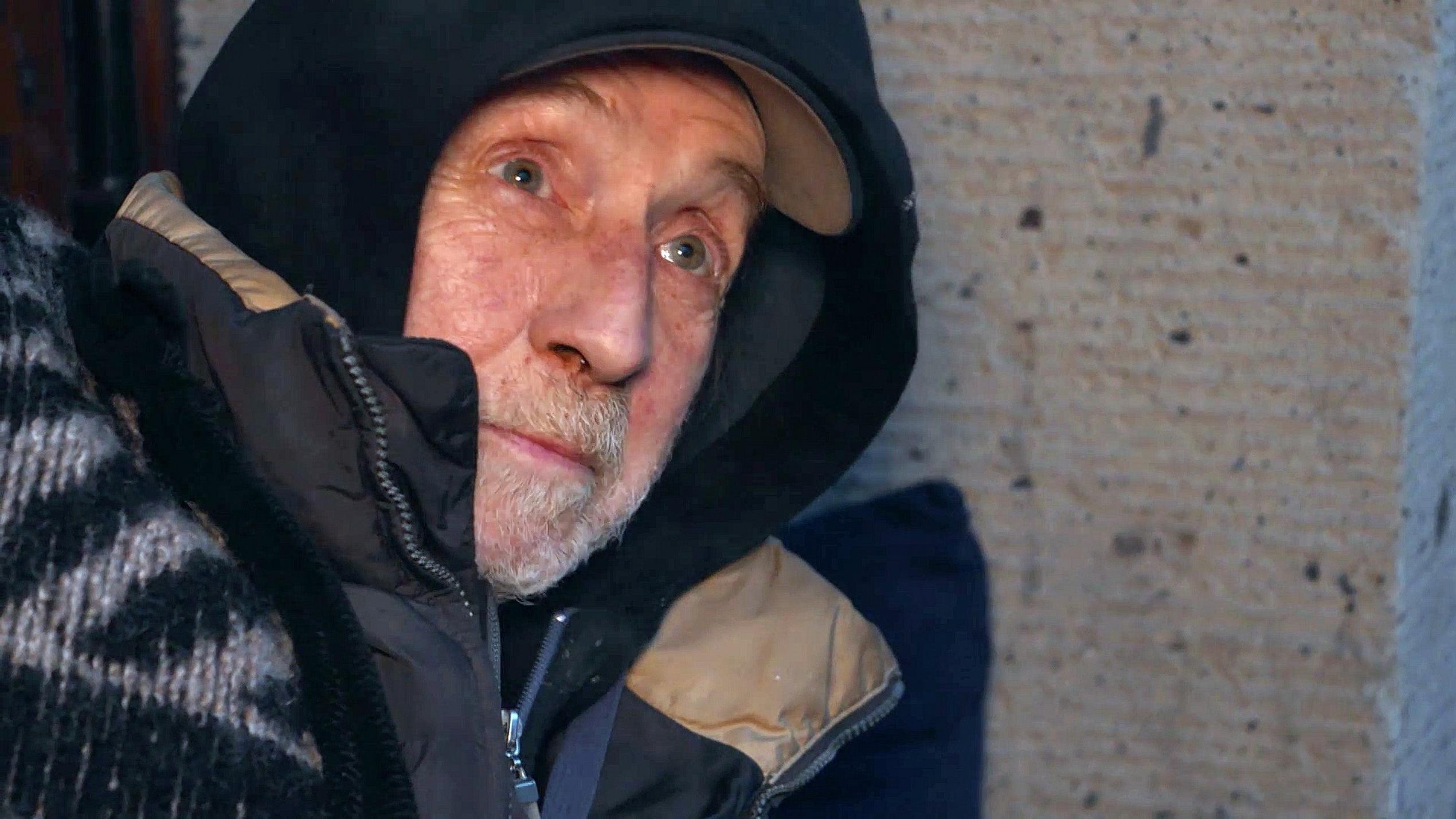 "Obdachlos - Einzug in ein neues Leben" begleitet Helmut (62) auf seinem Weg in ein neues Leben. Er ist heroinabhängig und schläft trotz eisiger Kälte im Freien. Gelingt der Einzug in eine neues Leben mit einer eigenen Wohnung als Starthilfe?+++ Die 