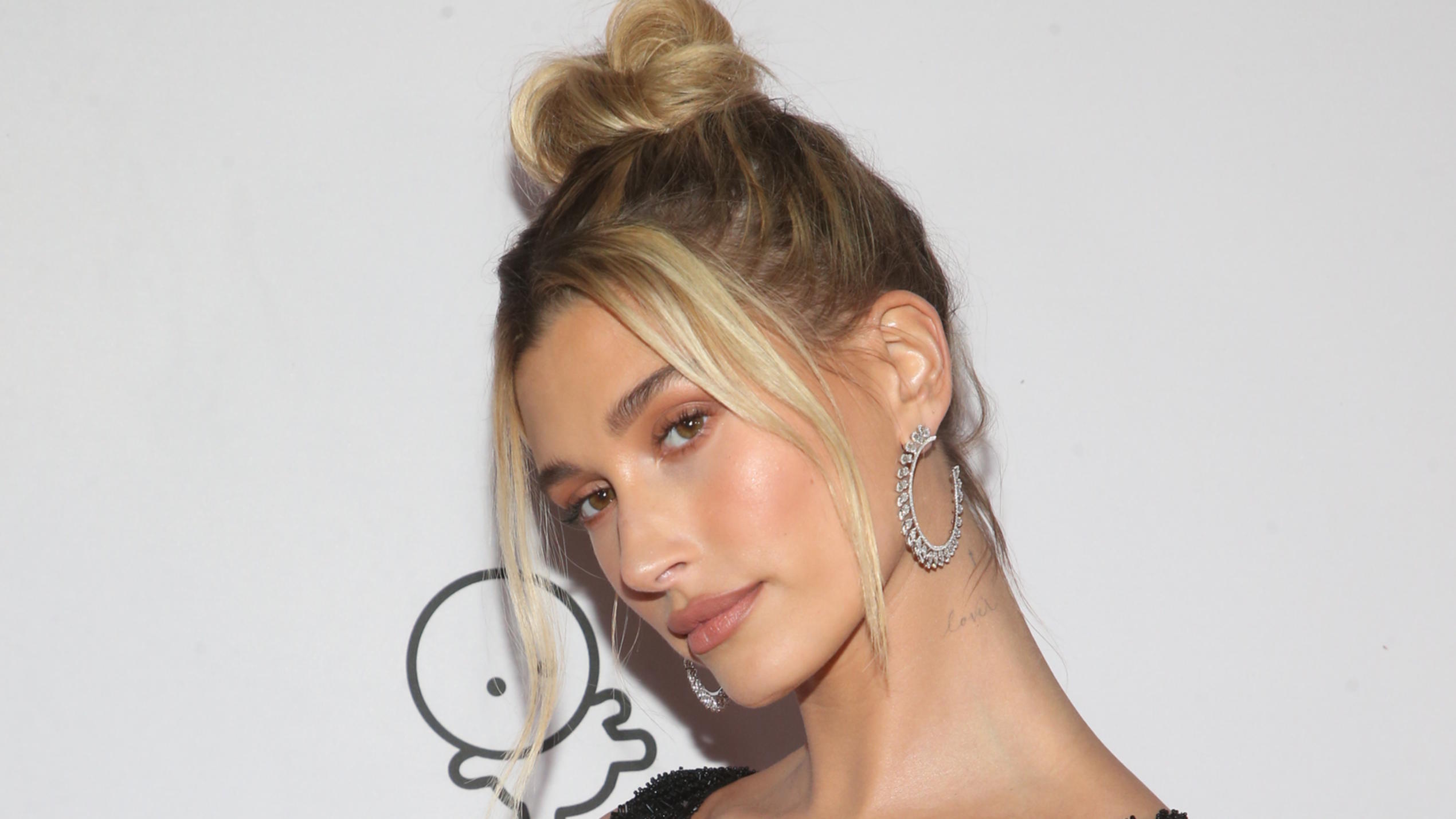 Hailey Bieber Erklart Diese Erkrankung Verbirgt Sich Hinter Ihren Schiefen Fingern