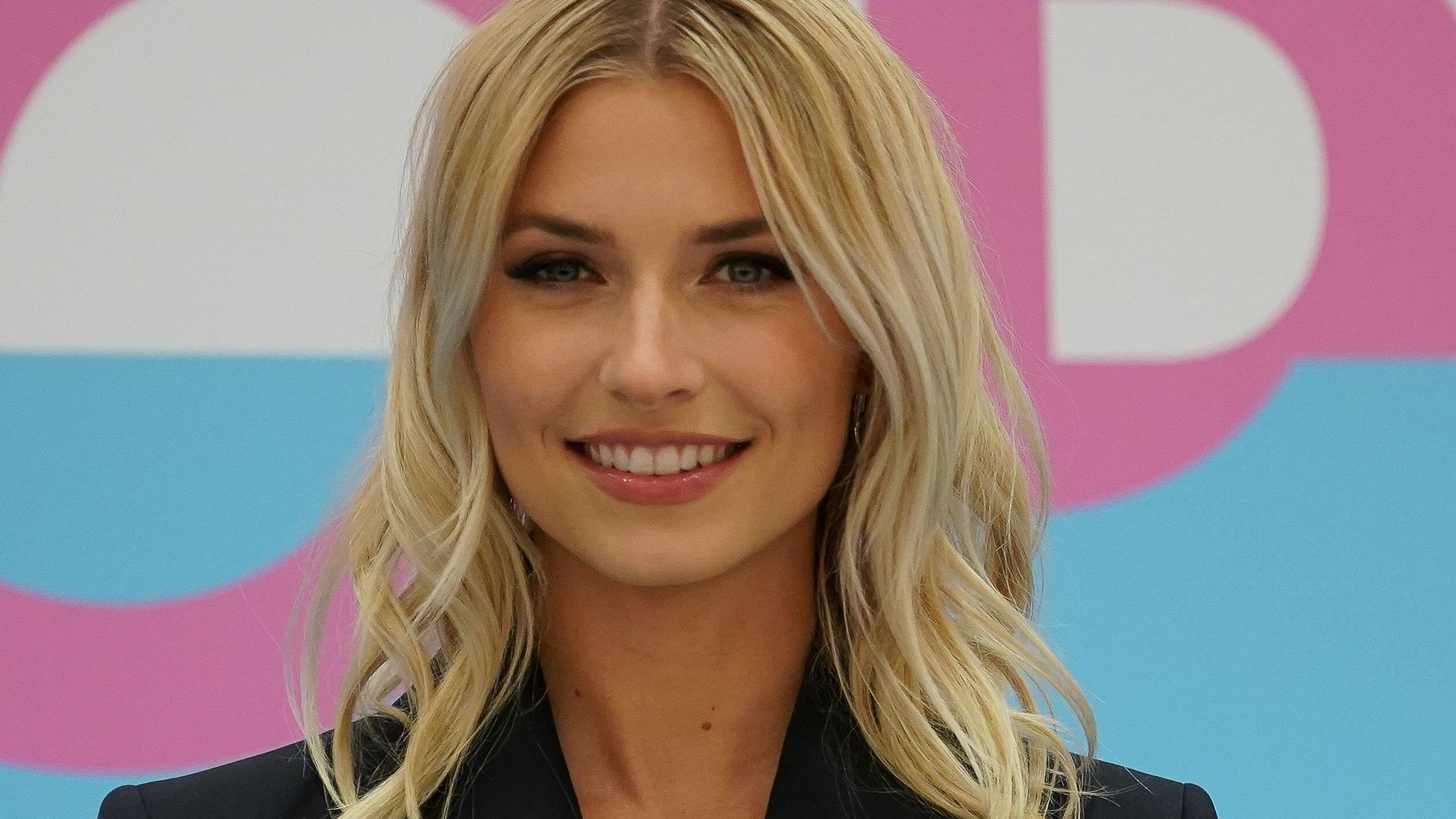 Lena Gercke Besucht Mit Tochter Zoe Erstmals Den Weihnachtsmarkt