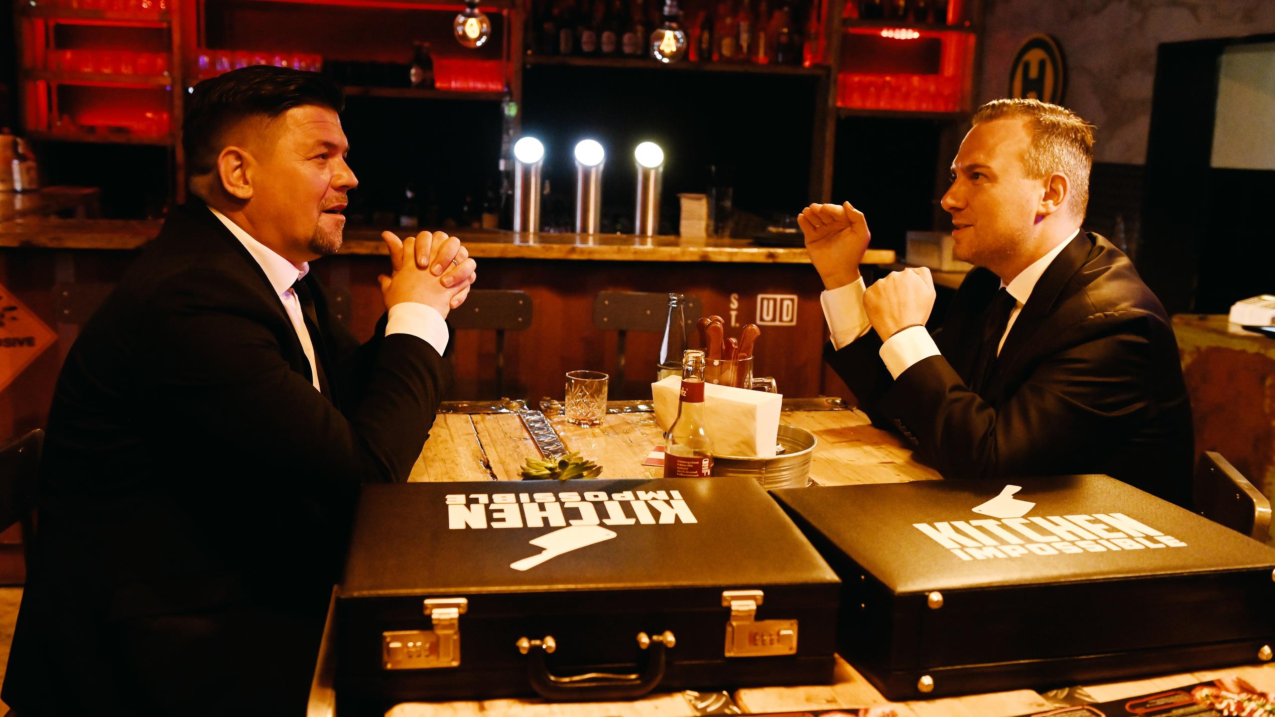 Tim Mälzer und Tim Raue treffen bei "Kitchen Impossible" 2020 aufeinander.