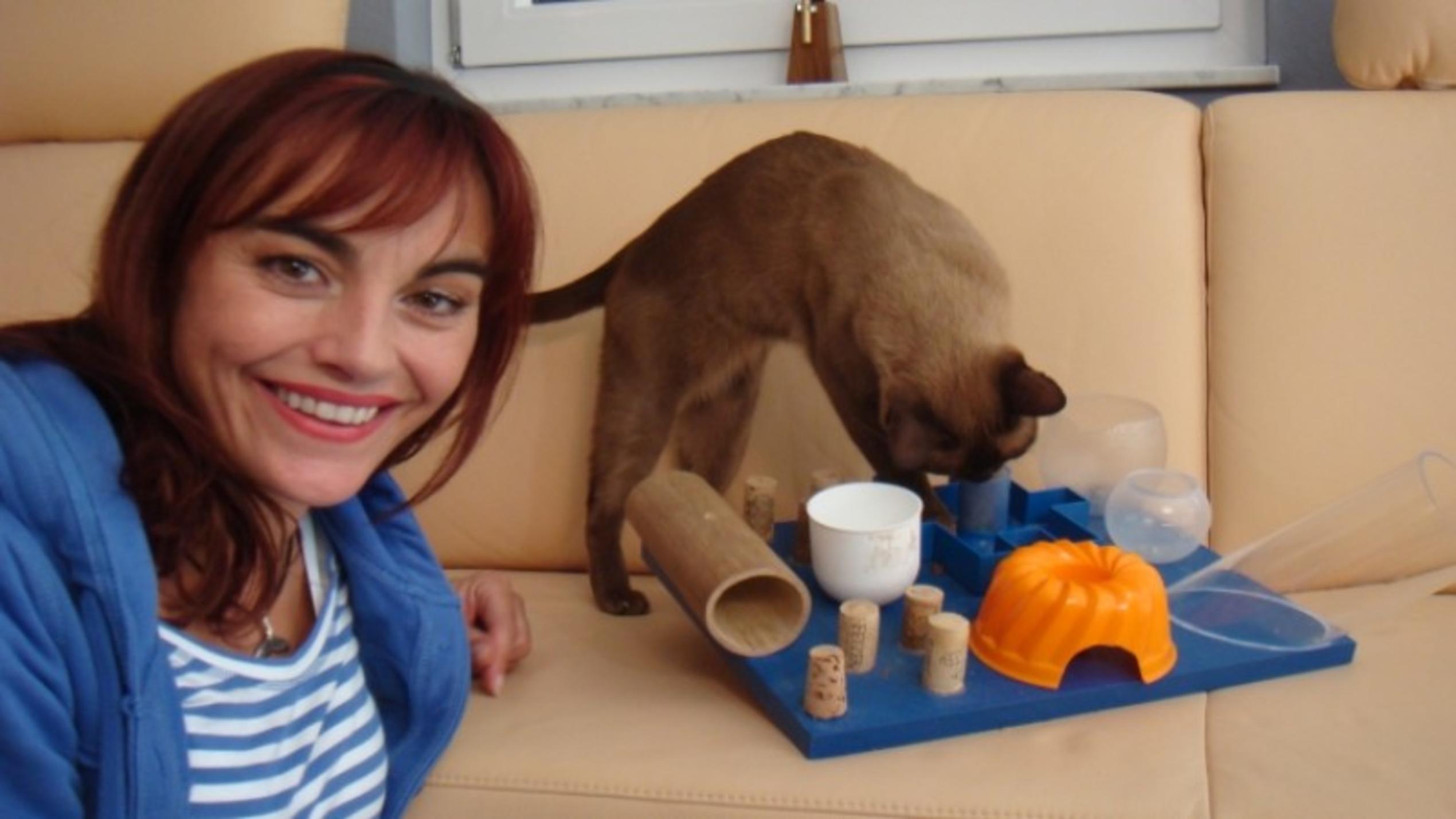 Diana Eichhorn mit Katzenfummelbrett